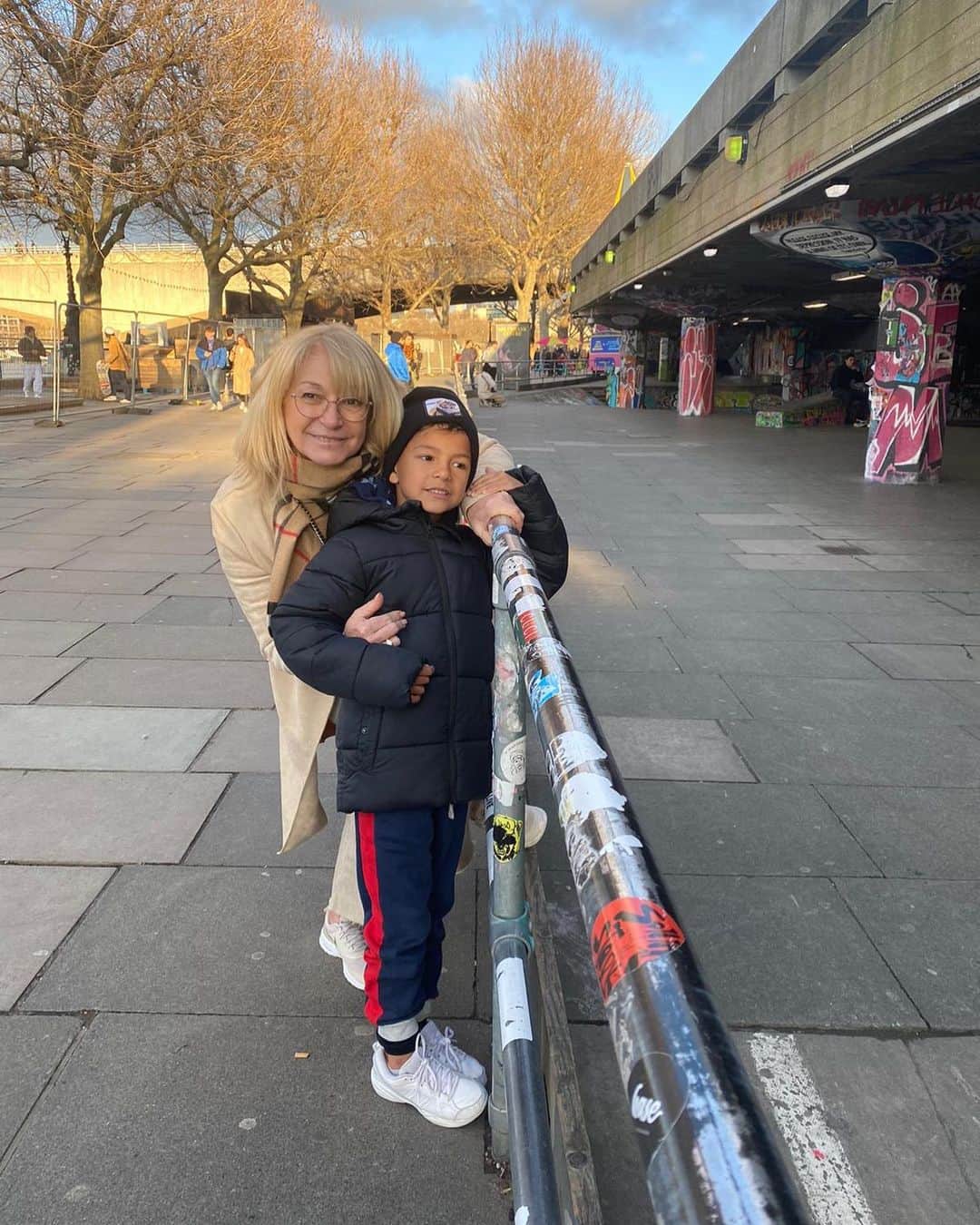 マヌエル・ランシニのインスタグラム：「Feliz cumple ma, gracias por ser la madre y por sobre todo la abuela que sos ❤️😍 espero que tengas un maravilloso día, te amamos 🥂」
