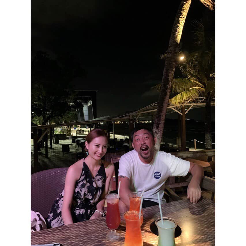 のインスタグラム：「the beach 良すぎて2日連続で行っちゃった🏝🍷✨ BBQ🍖では🔥にびっくり🤣（本物だよ） . #guam #thebeach #gunbeach #bbq #nikkoguam」