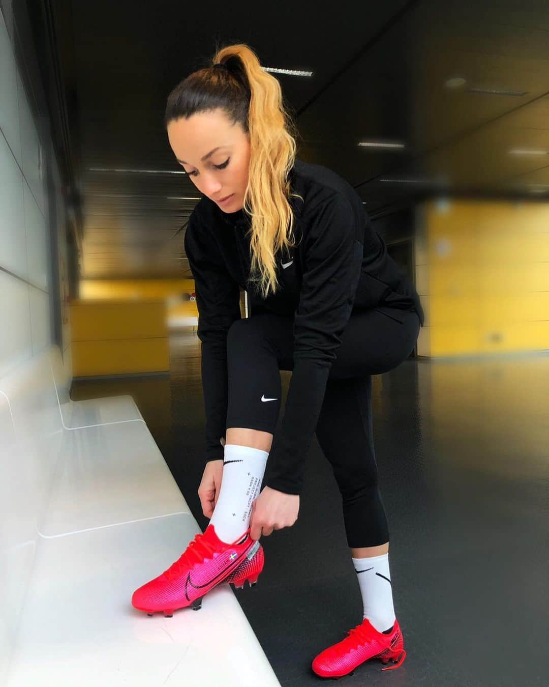 コソヴァレ・アスラニさんのインスタグラム写真 - (コソヴァレ・アスラニInstagram)「Ready for training in my new 🔴⚫️ Mercurials! #nikewomen #nikefootball #mercurial #futurelab」1月22日 22時08分 - asllani9