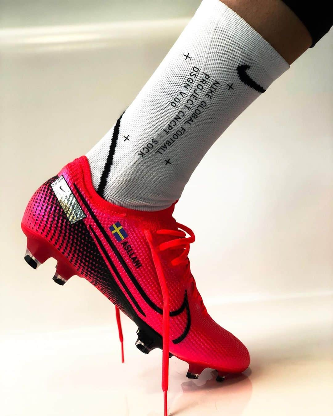 コソヴァレ・アスラニさんのインスタグラム写真 - (コソヴァレ・アスラニInstagram)「Ready for training in my new 🔴⚫️ Mercurials! #nikewomen #nikefootball #mercurial #futurelab」1月22日 22時08分 - asllani9