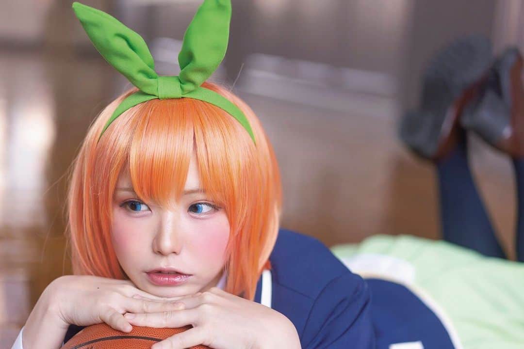週刊少年マガジンのインスタグラム：「#週刊少年マガジン 8号の表紙・巻頭グラビアは【 #えなこ × #五等分の花嫁 】 奇跡のコラボを楽しむがよいっ！  撮影 / satoru ヘアメイク / えなこ・堀口麻里 スタイリスト / 吉岡由葵 デザイン / 柳野沙織（ Thir.One inc ） 衣装 / 株式会社リアラ / オタクウィッグスタイリスト / shotac」