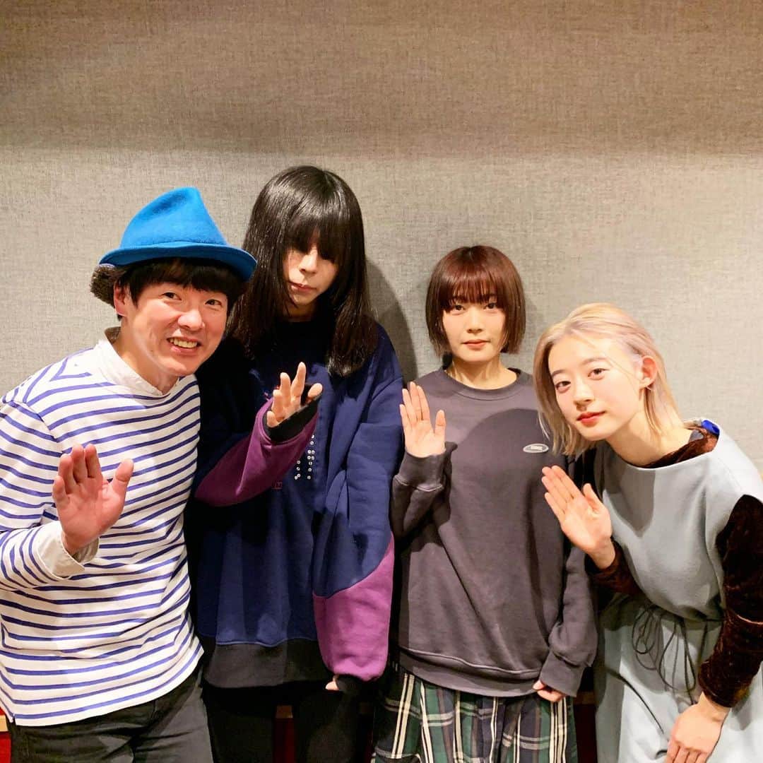 カジヒデキさんのインスタグラム写真 - (カジヒデキInstagram)「水曜日の夜はbayfm！僕と羊文学のモエカさんがMCを務めるスペシャレディオは、この後22:30からです。ゲストは先週に引き続き羊文学の皆さん！いよいよ来週に迫ったリキッドルームでのワンマン(SOLD OUTおめでとう✨)に向けてのお話や、2/5にリリースされる最高過ぎるE.P.「ざわめき」のお話など羊文学の魅力が満載です！是非お聴き下さい。 #bayfm #spaceshowermusicradio #羊文学 #塩塚モエカ #カジヒデキ」1月22日 22時04分 - hideki_kaji