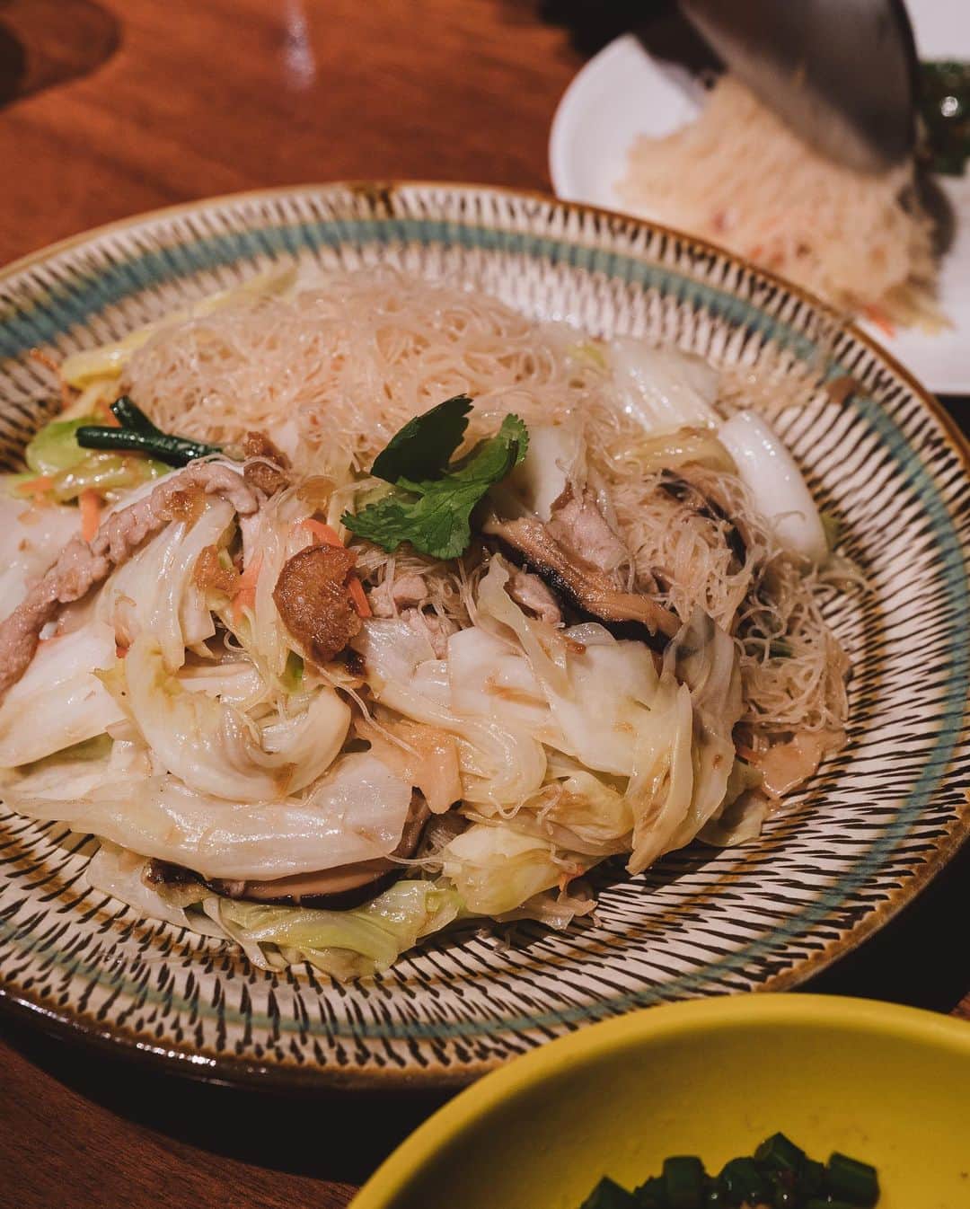 市川渚さんのインスタグラム写真 - (市川渚Instagram)「📍Fujin Tree Taiwanese cuisine & champagne🇹🇼🍾﻿ ﻿ ﻿ ﻿ 去年コレド日本橋にもお店ができた、富錦樹台菜香檳 at Fujin Tree。台湾料理とシャンパンのマリアージュが楽しめるというお洒落なレストラン。﻿ ﻿ お料理はどれも具材の風味を生かしつつ、シャンパンと相性抜群の少し濃いめの味付けであっという間にボトルが1本空になってしまった😂個人的にはニラの芽の炒め物とビーフンが絶品でした。シャンパンはトラディショナルな比較的品揃えで、日本より少しお手頃な価格で飲める感じ。日本橋のお店にも行ってみねば。﻿ ﻿ ﻿ ﻿ ﻿ #travelabroad#taipeitravel#旅#taiwantrip #taiwantravel#台北旅行#photolog #travelfoodie#taipeitrip#台湾旅行#台北観光 #taipei#台湾観光#🇹🇼#富錦樹台菜香檳#sonya7iii#sonyalpha#a7iii#batis40mm#batis40#zeizzbatis#zeissbatis40mm」1月22日 22時05分 - nagiko