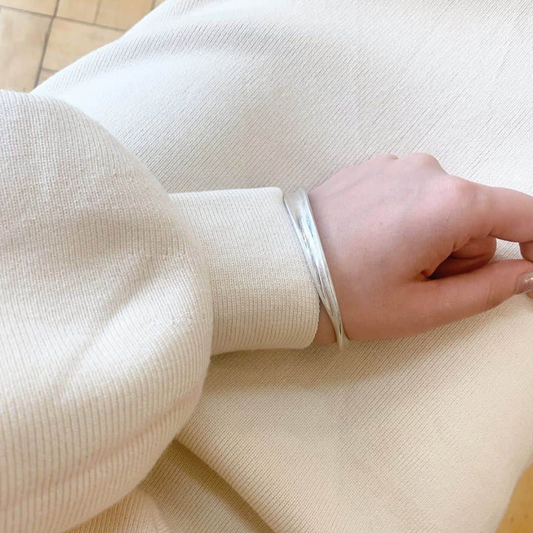 小川暖奈さんのインスタグラム写真 - (小川暖奈Instagram)「つるんとした生地が上品なワンピース🦢🥚 袖のボリュームが個性あって、首元や腰で巻いても可愛いリボン付きです。 甘くなく、大人可愛く着れるよ〜🪐 @andronlineshop . . 白いワンピース、好きだなぁ。。 これなんと、4.900yen +tax🦢🤍 . . #andR#着心地気持ちいいワンピ#コーデ #小川がセレクトしたやつ #ピアスもセレクトのよ」1月22日 22時16分 - ogawah