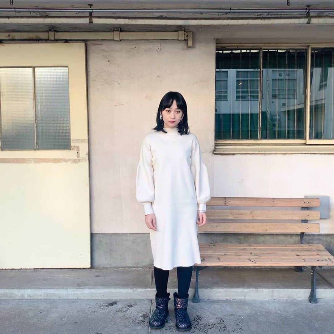 小川暖奈のインスタグラム：「つるんとした生地が上品なワンピース🦢🥚 袖のボリュームが個性あって、首元や腰で巻いても可愛いリボン付きです。 甘くなく、大人可愛く着れるよ〜🪐 @andronlineshop . . 白いワンピース、好きだなぁ。。 これなんと、4.900yen +tax🦢🤍 . . #andR#着心地気持ちいいワンピ#コーデ #小川がセレクトしたやつ #ピアスもセレクトのよ」
