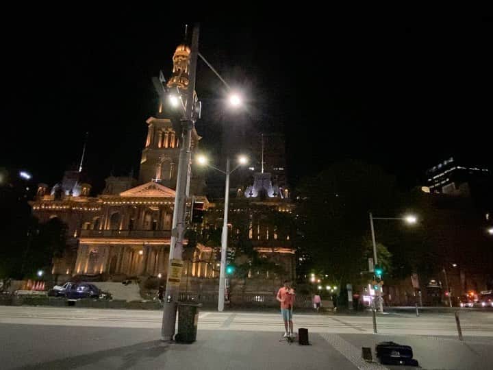 荒尾茉紀のインスタグラム：「夜中の路上ライブ🎻Salsa nightのあとはviolin✨音楽がいっぱい😊  #sydney #salsadancing #violin #留学 #今日は暑すぎる #家に冷房ない」