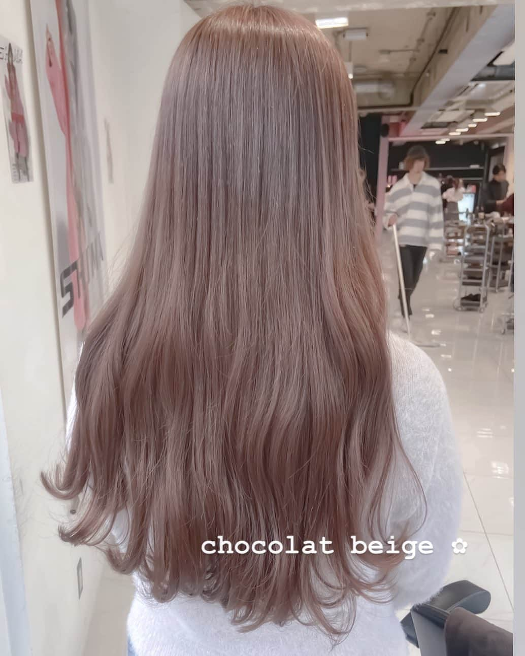 佃加菜さんのインスタグラム写真 - (佃加菜Instagram)「✿ chocolat beige これはベージュ感、モンブラン感を強めに出しました♡ 金髪ぽく、キラキラ抜けちゃう方にオススメです♡赤みのないショコラなベージュはまろやかで柔らかい女の子に♡ . #shima #shimadaikanyama #sweet #french #frenchlady #beige #代官山 #snidel #cosmekitchen」1月22日 22時12分 - tsukuda_kana