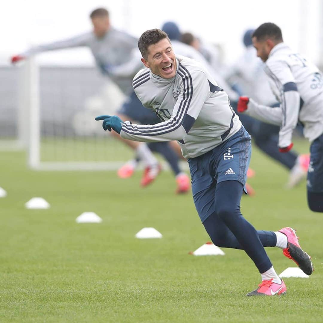 ロベルト・レヴァンドフスキさんのインスタグラム写真 - (ロベルト・レヴァンドフスキInstagram)「Catch me if you can 😁😎🏃‍♂️ @fcbayern」1月22日 22時19分 - _rl9