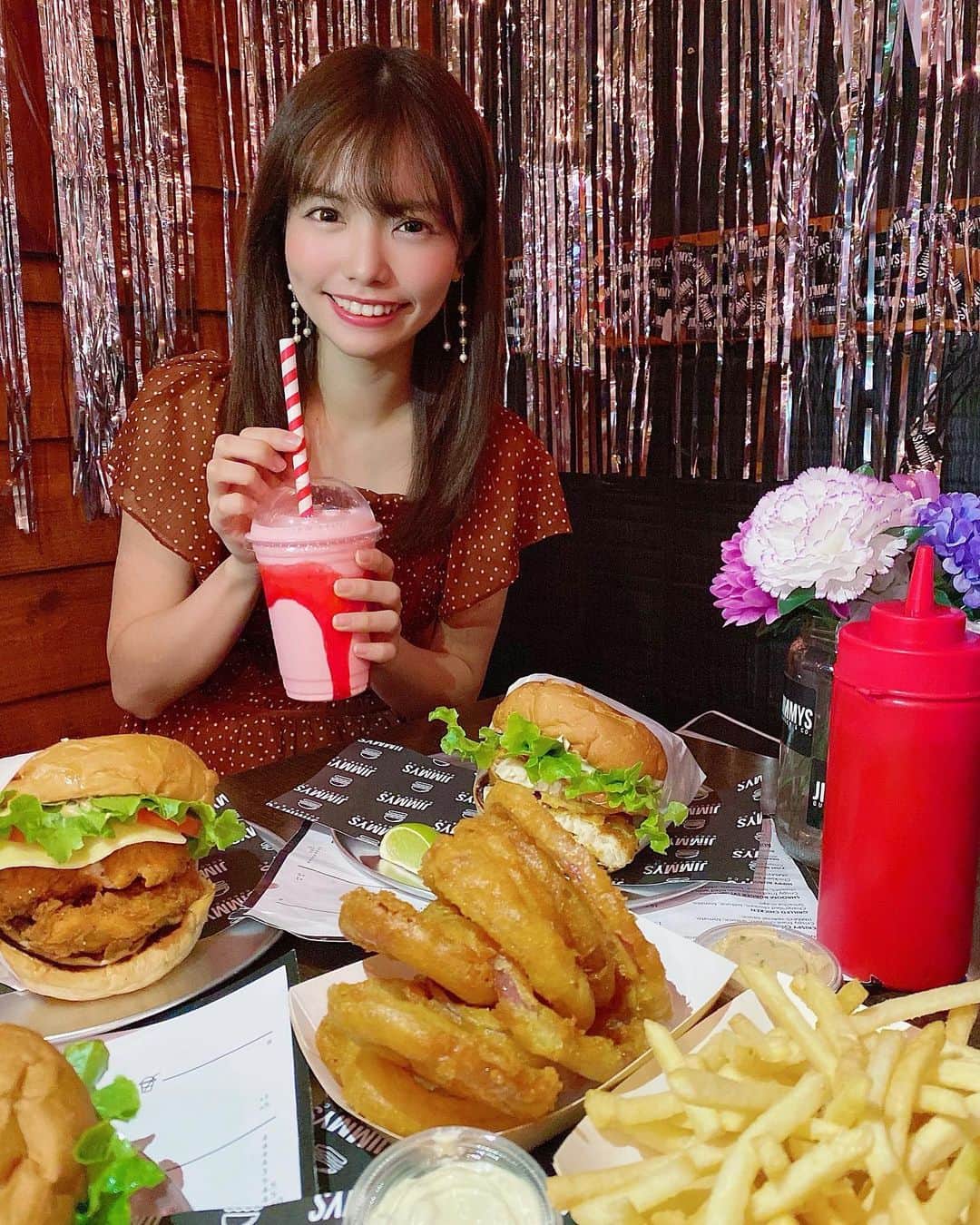 渕上舞さんのインスタグラム写真 - (渕上舞Instagram)「🍔🍟🍔🌈 . . ここのハンバーガーとっても美味しかった〜！！ オージースタイル🇦🇺 お店の外には可愛いペイントも♡ #ジャンクフード万歳 . . #ケアンズ #ケアンズ旅行 #ケアンズ観光 #ケアンズグルメ #海外女子旅 #オーストラリア旅行」1月22日 22時20分 - mai_fuchigami_48