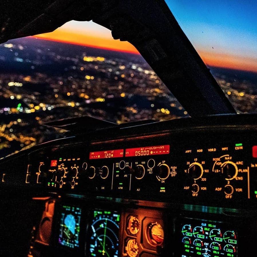 エールフランスさんのインスタグラム写真 - (エールフランスInstagram)「Adventure's calling ✈️ Le goût de l'aventure 😊 Merci @mav320  #AirFrance #Franceisintheair #aviation #aviationphotography #cockpit #traveling」1月22日 22時33分 - airfrance