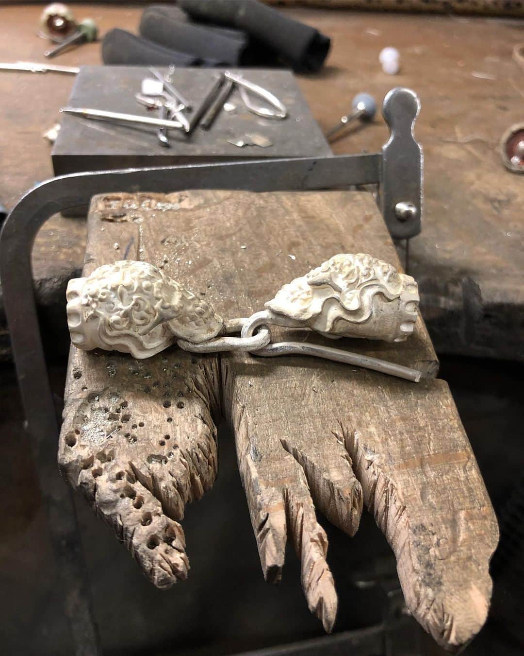 クレイジーピッグさんのインスタグラム写真 - (クレイジーピッグInstagram)「A little bit of the process of our Dos Calaveras Bracelet being made today for an internet order, see the finished result at the end 💀 #bracelet #Calaveras #skull #candyskull #mexicanskull #leather #leatherbracelet #silver #gothic #heavymetal #rocknroll」1月22日 22時27分 - crazypigdesignslondon