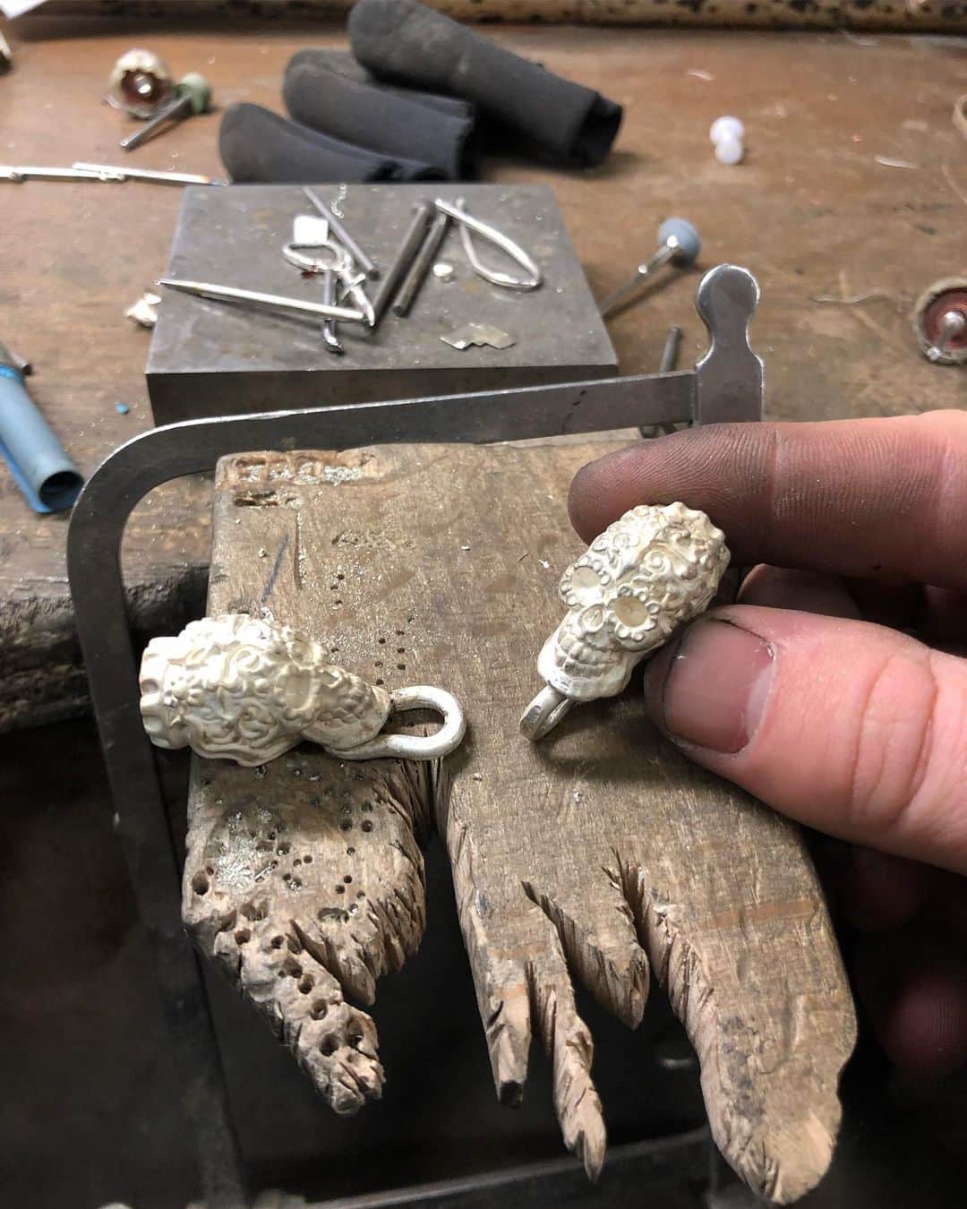 クレイジーピッグさんのインスタグラム写真 - (クレイジーピッグInstagram)「A little bit of the process of our Dos Calaveras Bracelet being made today for an internet order, see the finished result at the end 💀 #bracelet #Calaveras #skull #candyskull #mexicanskull #leather #leatherbracelet #silver #gothic #heavymetal #rocknroll」1月22日 22時27分 - crazypigdesignslondon