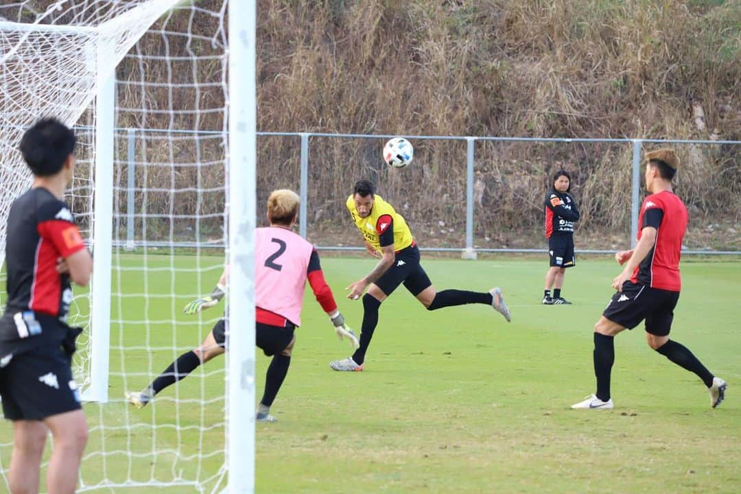 ジェイ・ボスロイドさんのインスタグラム写真 - (ジェイ・ボスロイドInstagram)「Another tough week in training, tomorrow we play our 2nd pre season game and it’s another chance to show what we have been working on. Train smart and hard and we will be a better team.... 🙏🏽 #consadole#team#together#win#belief#determination#striveforgreatness#blessed#hardwork#dedication#soccer#football#training#japan#jleague#adidas#adidastokyo」1月22日 22時27分 - jaybothroyd