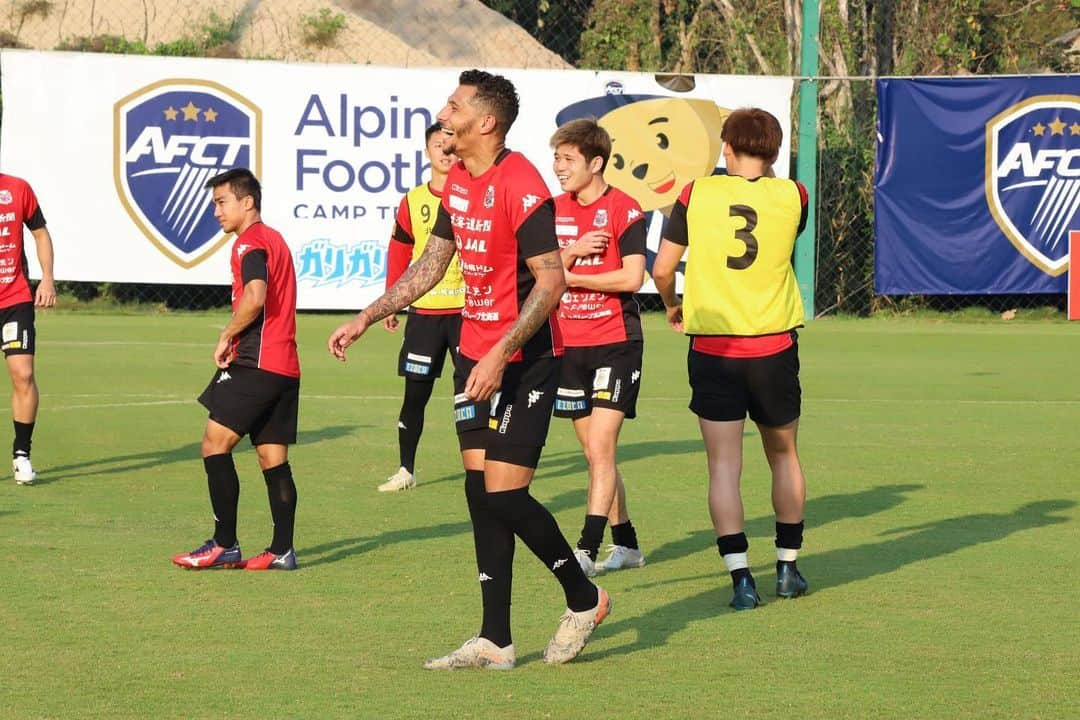 ジェイ・ボスロイドさんのインスタグラム写真 - (ジェイ・ボスロイドInstagram)「Another tough week in training, tomorrow we play our 2nd pre season game and it’s another chance to show what we have been working on. Train smart and hard and we will be a better team.... 🙏🏽 #consadole#team#together#win#belief#determination#striveforgreatness#blessed#hardwork#dedication#soccer#football#training#japan#jleague#adidas#adidastokyo」1月22日 22時27分 - jaybothroyd