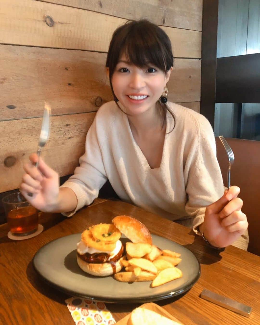 熱田久美さんのインスタグラム写真 - (熱田久美Instagram)「🍽IVY PLACE / 代官山〔東京〕 ------------------- ある日のハンバーガーランチ🍔✨ ポリネシアンバーガーだったかな？ ハワイアンじゃなくて…『なんとかアンバーガー』だったけど、名前忘れてしまった笑 鶏肉のバーガーで、テリヤキソースがかかってたよ😊 私バーガーではテリヤキが好きなのです。 改めてインスタ見ると、なんだか外食おおいね( • •)❤︎ 家でもご飯食べてるんだけど、 インスタに載せれるのないです😨笑 ・ #humberger #lunch #daikanyama  #tokyo #shibuya #tsutaya #ivyplace  #ハンバーガー #ランチ #代官山 #渋谷 #東京 #蔦屋書店  #ハンバーガー部 #意外と好き #バーガー  #バーガー部 #外食 #カフェ  #テリヤキバーガー #みんな大好き #テリヤキ #大好物  #ぶひ #ぶひすたぐらむ #おいしいもの  #おいしいもの巡り #食べることは生きること  #食べることが好き #もぐもぐタイム」1月22日 22時30分 - kuumi1125