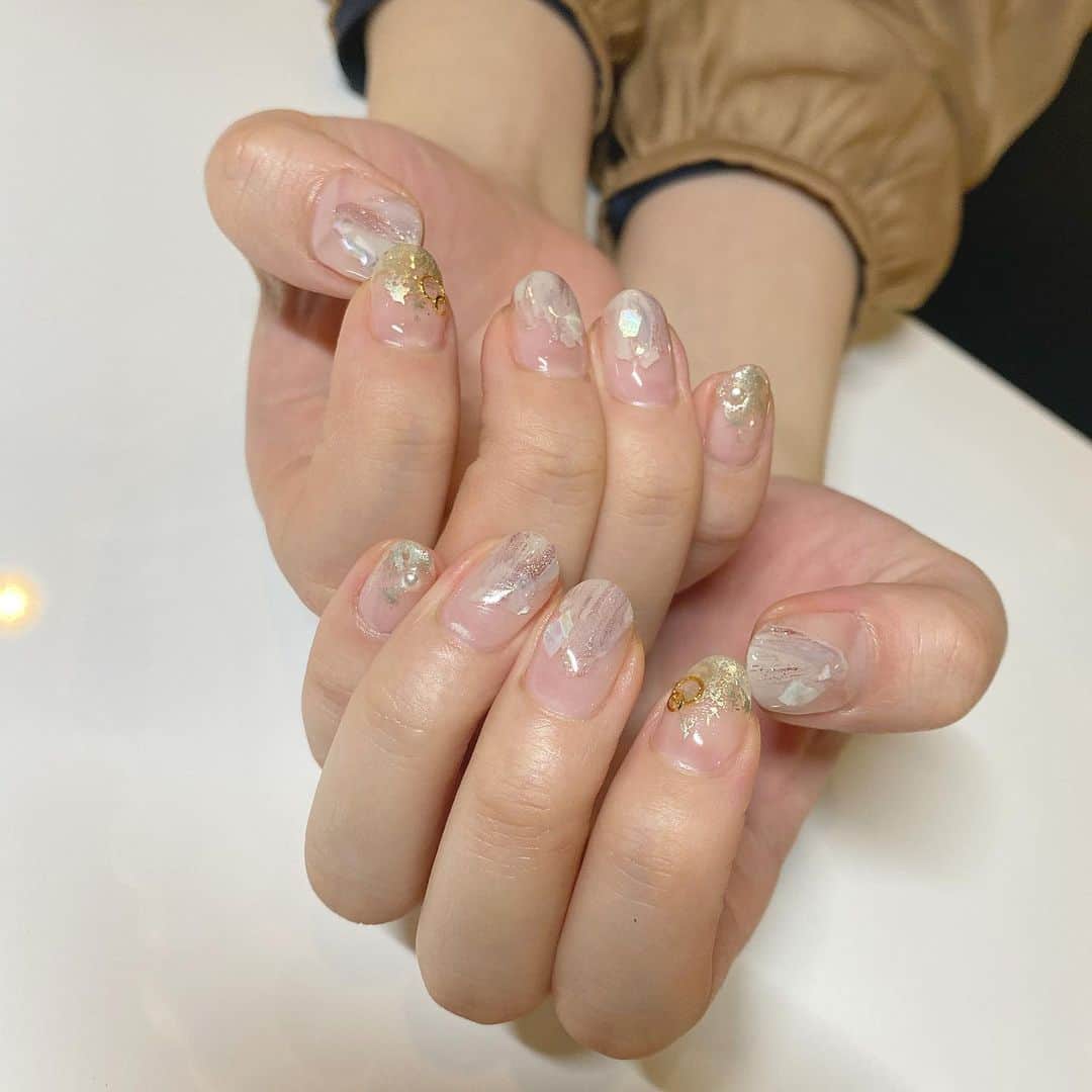 RUBY&ONYX by Kanako Miuraのインスタグラム：「ほんのり春色 ・ まだまだ寒いですが指先にピンクを❤️ ・ ・  1/23 15:30〜 1/24 15:00〜,18:00〜 1/25 18:30〜  ご案内可能です💡 お子様もお隣に座れるルームや個室もございます💡 ・ ・ 🌿月額制もやってます🌿 ○プレミアム会員(ハンド&フット)¥29,800(税抜)・ ○ハンドレギュラー会員¥14,800(税抜)・ ○フットレギュラー会員¥14,800(税抜)・ ・ それぞれ全てのメニューが月に何度でもご利用頂けます。  ご予約、お問い合わせはDMまたは 0354595882 LINE ID：@ rubynail までお気軽にどうぞ💫  #daikanyama#nailsalon#nail#gelnail#rubyandonyx#handnail#mode#cool#studs#menscare#ART#winternails#springnails#メンズネイル#メンズケア#定額制ネイル#通い放題#ジェルネイル#ネイル#ノーサンディング#ショートネイル#代官山ネイルサロン#トレンドネイル#春ネイル#ミラーネイル」