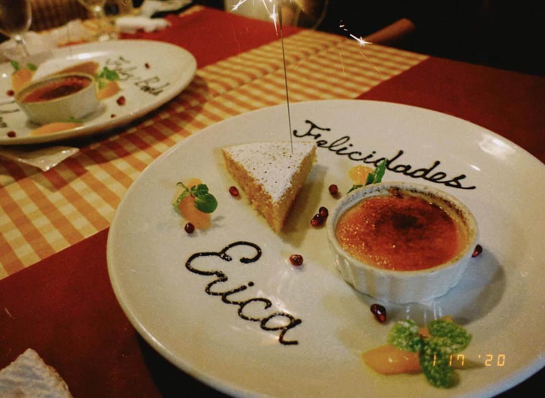 橋本江莉果さんのインスタグラム写真 - (橋本江莉果Instagram)「先日いつメンに誕生日のお祝いをしてもらいました🥳🎂🎉💝 ゆう @yu_hashimoto も幸せいっぱいおめでとうだし、ご飯もやっぱりおいしかったし(以前はじの誕生日会で食べた時、いちいち食レポしちゃうくらい美味しくて、また同じお店をリクエスト😝🥘🇪🇸)、ゆうと私をイメージした花束もうれしかったし、綾沙子のエレベーターの件は未だに思い出すと笑えるし←w、まさに #happybirthday でした👏🏼🤤💐💕 この日もいつもありがとうのきもち☺️💘 @asakoito @satoconaka @yu_hashimoto @yasuka_ok  #幸 #thankyou」1月22日 22時37分 - erica_hashimoto