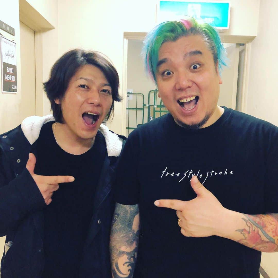HIROSHIのインスタグラム：「こないだ高橋優君が京都に来たのでライブを観てきました。 すっごく良かった。 帰りに高橋君にも挨拶出来て良かった。 ダッチ君のグルーヴ最高やった！ 良いライブを観れました。 ありがとうございました。」