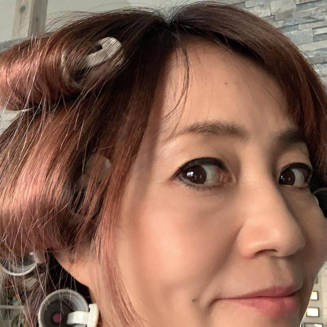 橋本志穂さんのインスタグラム写真 - (橋本志穂Instagram)「よっちゃんとお出かけの約束。。 「髪の毛巻き巻きしてまーす。」と連絡したら よっちゃんも同じ状態でした^_^」1月22日 22時49分 - shihohashimoto3