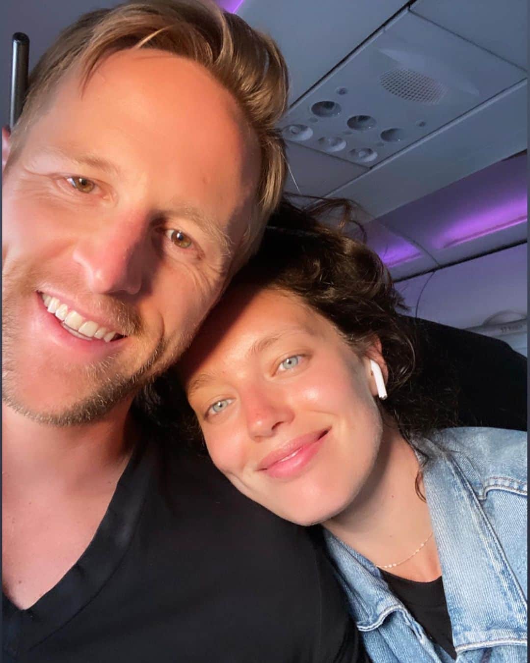 エミリー・DiDonatoのインスタグラム：「Met this cutie on an airplane 6 years ago today. Swipe for now versus then 😭 We were such little babies! Happy anniversary to my KP. He may see this, he may not, he may troll in the comments. Stay tuned. 😂」