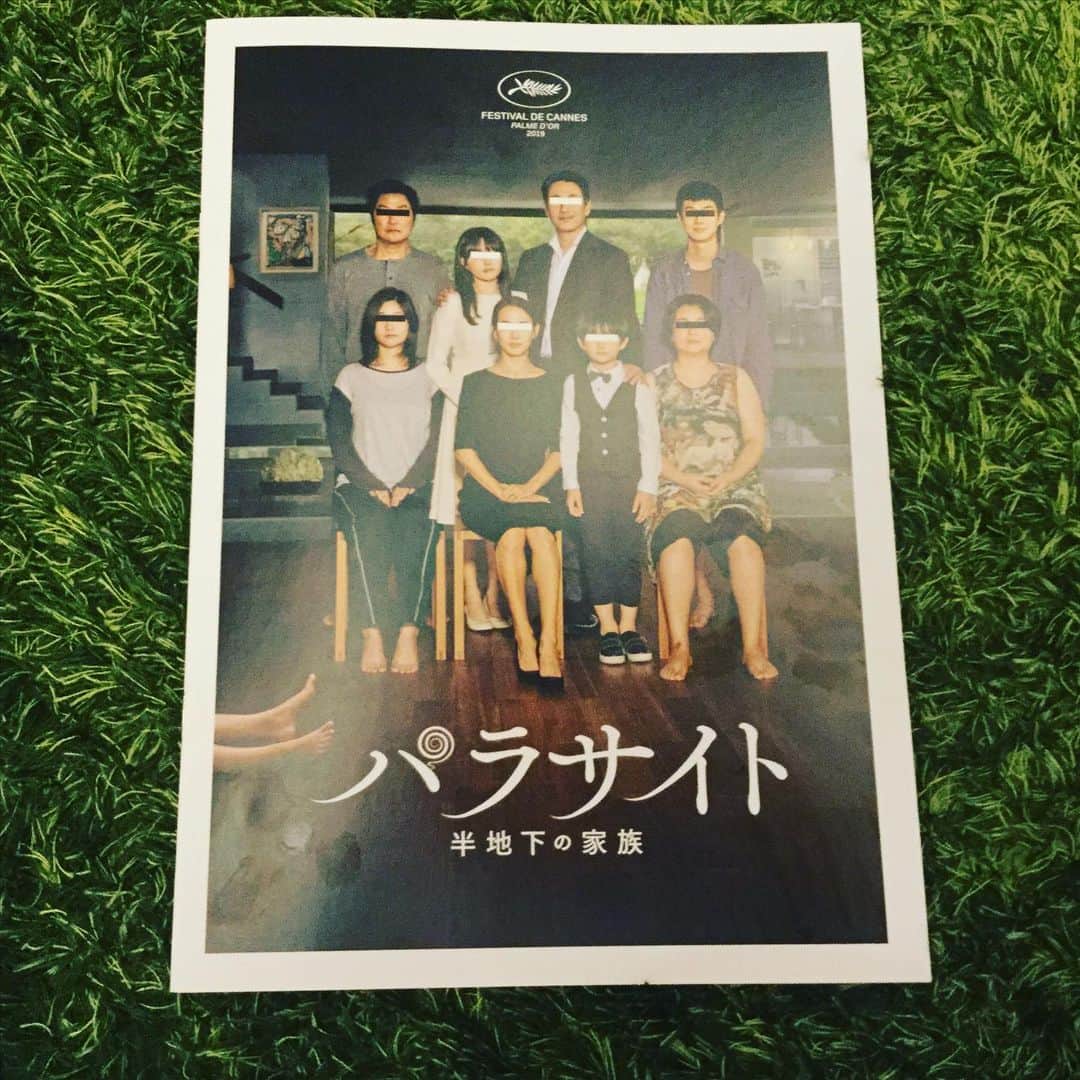 のインスタグラム：「ネタバレなしで観ている時の気持ちを表現してみますと、凄く豪華なチゲ食べて、美味いし幸せだし盛り上がっていたら、後から辛さが効いてきて途中でお腹痛くなっちゃって宴の最後にはシュンとしちゃった、みたいな映画。 伝わらないかもだけど、大傑作。 #ぽんシネマ　#パラサイト #music #soul #rb #singer #lovelife #instagood #instamovie」