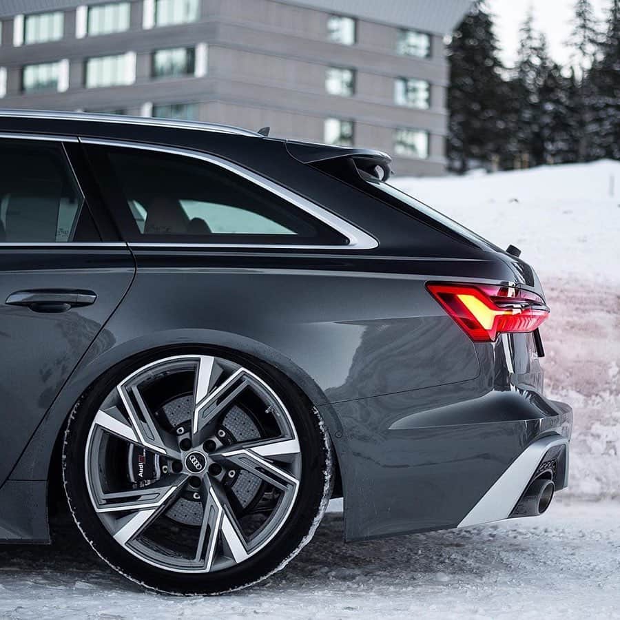 CARLiFESTYLEさんのインスタグラム写真 - (CARLiFESTYLEInstagram)「Perfect snow machine! The AUDI RS6. What car would you drive in the snow? Photo by @srs_swissrichstreets」1月22日 14時03分 - carlifestyle
