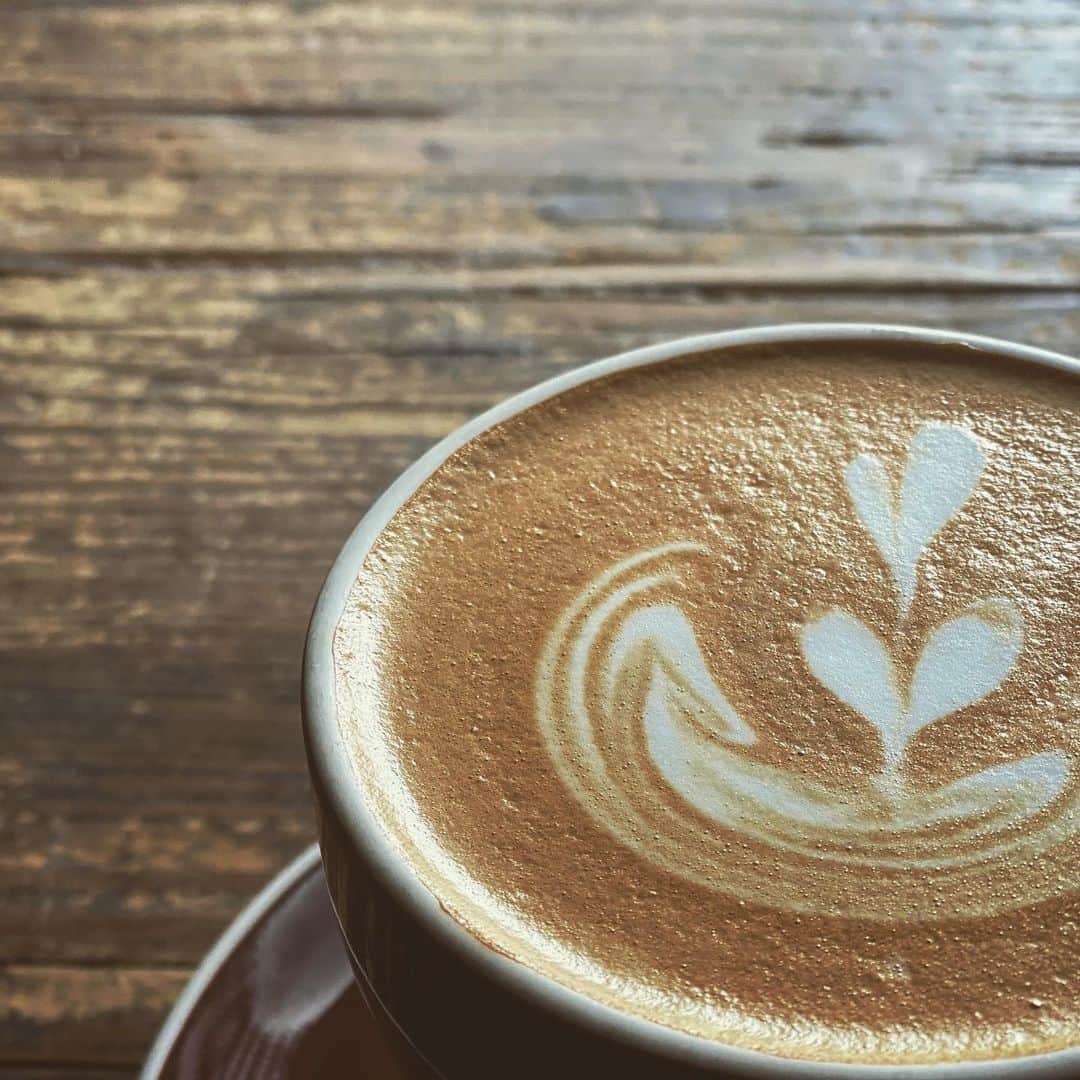 のインスタグラム：「Do not pray for an easy life, pray for the strength to endure a difficult one. 〜Bruce Lee  #coffeetime 何かを成し遂げても、何かを手に入れても、その場に留まることは無い。。。ゴールテープを切った時には次のスタートラインを見ている。ちょっと座って休もうか…これは一歩も動けなくなった時でイイ。まだ動けるだろ？前に歩け、前に進め！…心の中でオレがオレに言う。困難な人生？こんなオレの人生は困難なんかじゃない。大冒険の人生だ。さて、そろそろ店に行こうかな。。。」