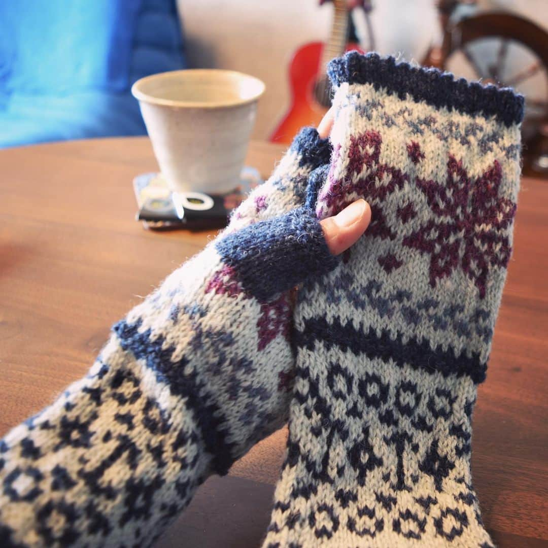 長久保智子さんのインスタグラム写真 - (長久保智子Instagram)「I love Shetland mitts 💙 This is present for my friend. She will go back her hometown next month. Don’t forget and we’ll always be friends ✨ * Shetland mitts は私の個展の定番になりそうだ... 来月大切な友人が実家へ帰ってしまう。なんかスゴく寂しい…編み物をする彼女だけど、私の大好きなShetland  mitts をプレゼントしようと編んでみた。いつまでも元気でね〜💙 #shetlandwool #shetlandsheep #shetlandyarn #jamiesonsofshetland #jamiesonsspindrift #shetlandlove #handknitting」1月22日 14時14分 - satoko.tricot_the