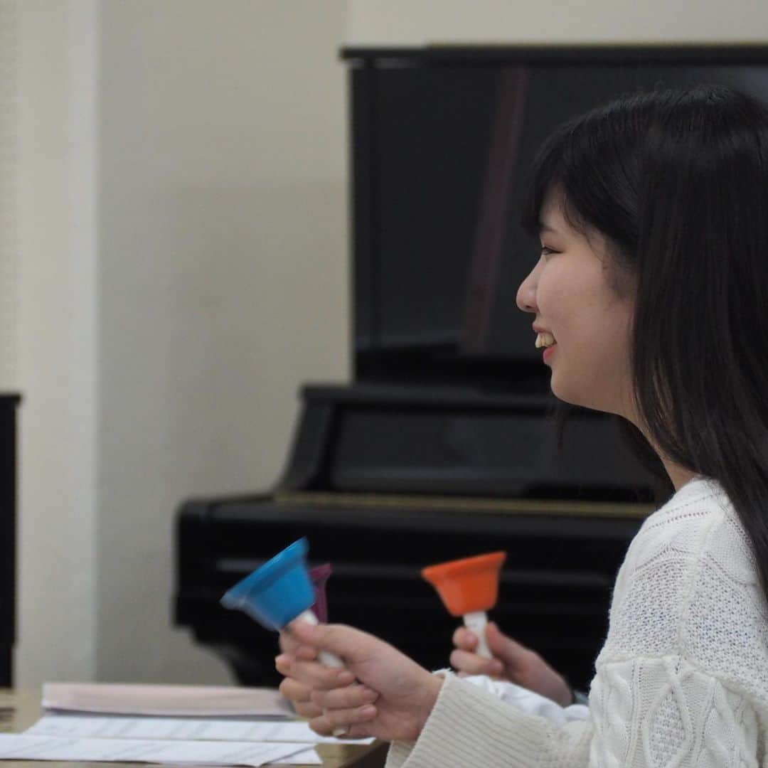 福岡女子短期大学さんのインスタグラム写真 - (福岡女子短期大学Instagram)「こんにちは、福岡女子短期大学です。 . 子ども学科では「こども音楽療育士」の資格を取得することができます。 . この、「こども音楽療育士」とは、心身に障がいのある子どもたちの発達を音楽の力を使って援助するための知識や技術を認定する資格です。 . 本学「子ども学科」では、心身の発達と音楽的発達との関係をはじめとする理論、障がいの種類に応じた音楽療育の具体的方法、楽器の使い方などを学ぶことが出来るほか、実際に保育所や施設に赴き、障がいのある子どもたちと触れ合ってグループ活動やワークショップを体験しながら実践力を磨いていく活動も行っています。 . 本日は1年生が音楽療育で行う活動例の実践発表会を開催しました。ハンドベルやウインドチャイム、タンバリンや鉄琴を使って実際の現場を「先生役」と「こども役」に分かれて行いました。 . 将来は幼児教育の現場で活躍するみなさん。今後の活躍に期待したいですね。 . この投稿をご覧になって「いいね👍」「役に立った」と思われた方は、 @fukuoka_wjc をフォローをお願いします。 . ========[ お知らせ ]======== 福岡女子短期大学の資料（2020大学案内📕学生募集要項）を無料送付中です。上記プロフィールにあるリンクから本学ホームページをご覧ください🌟 ========================= . 子ども学科/健康栄養学科 音楽科/文化教養学科 . 福岡女子短期大学 住所：‪‪‪‪福岡県太宰府市五条四丁目16番‬1号‬‬‬ tel：‪‪‪092-922-4034‬‬‬（代表） . #福岡女子短期大学　#福女短　#子ども学科　#福岡女子短期大学子ども学科　#こども音楽療育士　#音楽療育士　#こども音楽療育士になりたい　#こども音楽療育士の卵　#癒し　#療法　#音楽好きな人と繋がりたい #短大生　#発表会　#大学生　#演奏　#学ぶ　#進路　#進路相談　#福岡の女子短期大学」1月22日 14時16分 - fukuoka_wjc