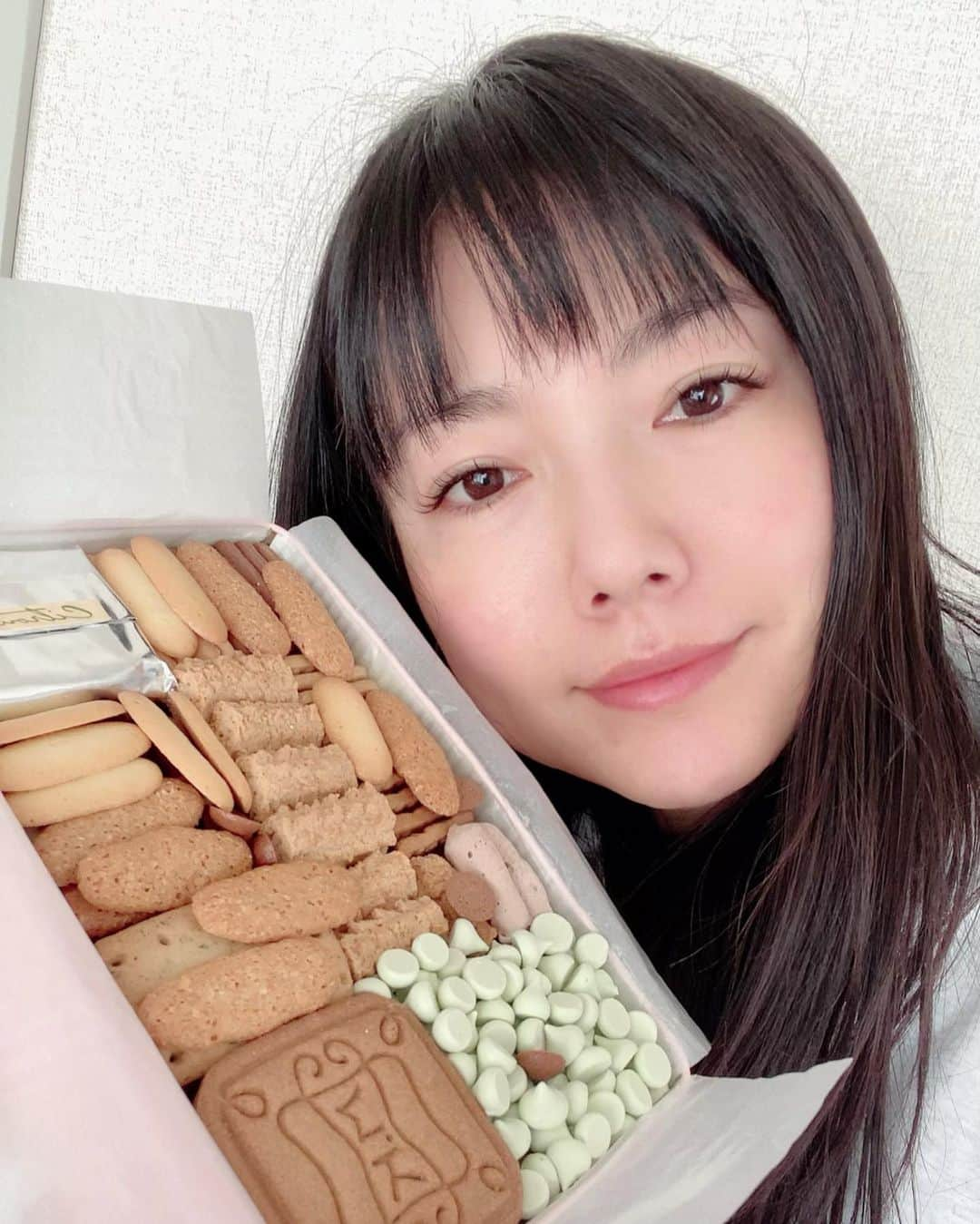 島谷ひとみさんのインスタグラム写真 - (島谷ひとみInstagram)「大好きな❣️ 『村上開新堂』さんのクッキーを頂きました🍪  しばらく、"喫茶しまたに''やってますよ〜☕️ #村上開新堂 #クッキー #島谷ひとみ」1月22日 14時18分 - shimatani_hitomi_official