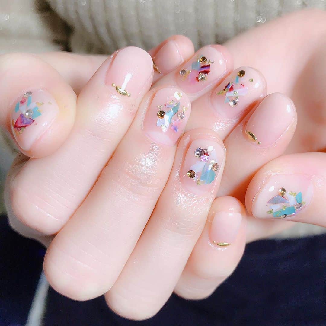 なかやまちえこのインスタグラム：「shell nails.🐚 PREGELex LotusApricot（554） シェル、金箔、スタッズ （デザインお伝え頂いて😌🙏✨） #nail #nails #nailart #ネイル #美甲 #ネイルアート  #clou #nagel #ongle #ongles #unghia #japanesenailart #manucure #네일 #젤네일 #네일아트 #네일리스트 #shellnails #シェルネイル #ベージュネイル #beige #beigenails #グラデーションネイル #いとくとら ちゃん」