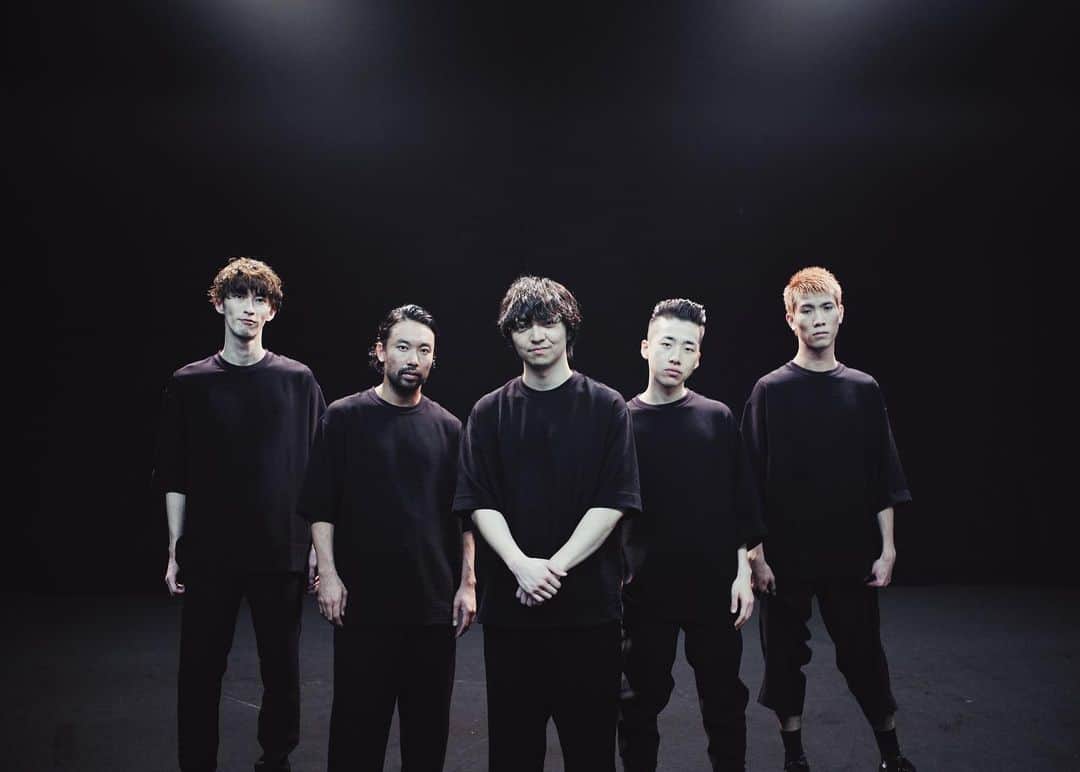 穴井隆文のインスタグラム：「三浦大知  COLORLESS -Choreo Video- . . . 参加させていただきました！！ もう見た人も多いかもしれませんが、 ニューシングル「I'm Here」のDVD / Blu-Rayに収録されてます！ ぜひチェック👍👍 . I'm HereもNothing is Allもめちゃかっこいいです🤩🤩🤩 . . . #daichimiura  #三浦大知 #colorless #choreovideo #imhere #nothingisall」