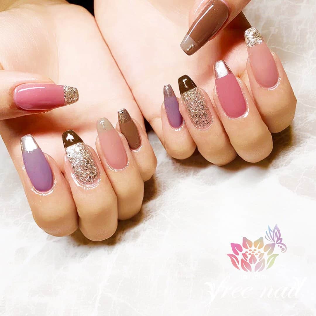 free nail フリーネイルのインスタグラム：「. お客様ネイル💅🏻❄️ . くすみ色ネイル💗💜🤎✨ . スクエアロングが人気🌟 . ご来店ありがとうございました🙇🏻‍♀️🙇🏻‍♀️🙇🏻‍♀️💗 . #ネイルアート #ジェルネイル #ネイルサロン #大阪ネイルサロン #ネイルデザイン #ネイルチェンジ #グリッターネイル #ミラーネイル #スクエアロング #スクエアネイル #ロングネイル #くすみネイル #ピンクネイル #デザインネイル #トレンドネイル #シンプルネイル #大人ネイル #冬ネイル #winternails #nailsart #nailsdid #美甲 #日式美甲 #日式美甲胶 #日本美甲师 #日本美甲老师 #美甲上课 #日本胶 #フリーネイル #freenail」