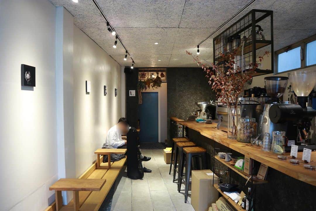 石井輝明さんのインスタグラム写真 - (石井輝明Instagram)「国分寺。 今年も全国ツアーしたいと思ってますが、次の増やす1都市はどこがいいんだろうか。  #lifesizecribe #cafe #coffee #カフェ #東京カフェ #国分寺カフェ #カフェ芸人 #次は13都市になるのか #地に足をつけて1つずつ増やしていきたい #1歩ずつ着実に進みたい #つまり47都市の時には全国の人に知ってもらっていないといけない #そのためには頑張らないと #47都市の頃は70歳やん #生きてるかな #怪しいな #生きてますように」1月22日 15時04分 - comandanteishii