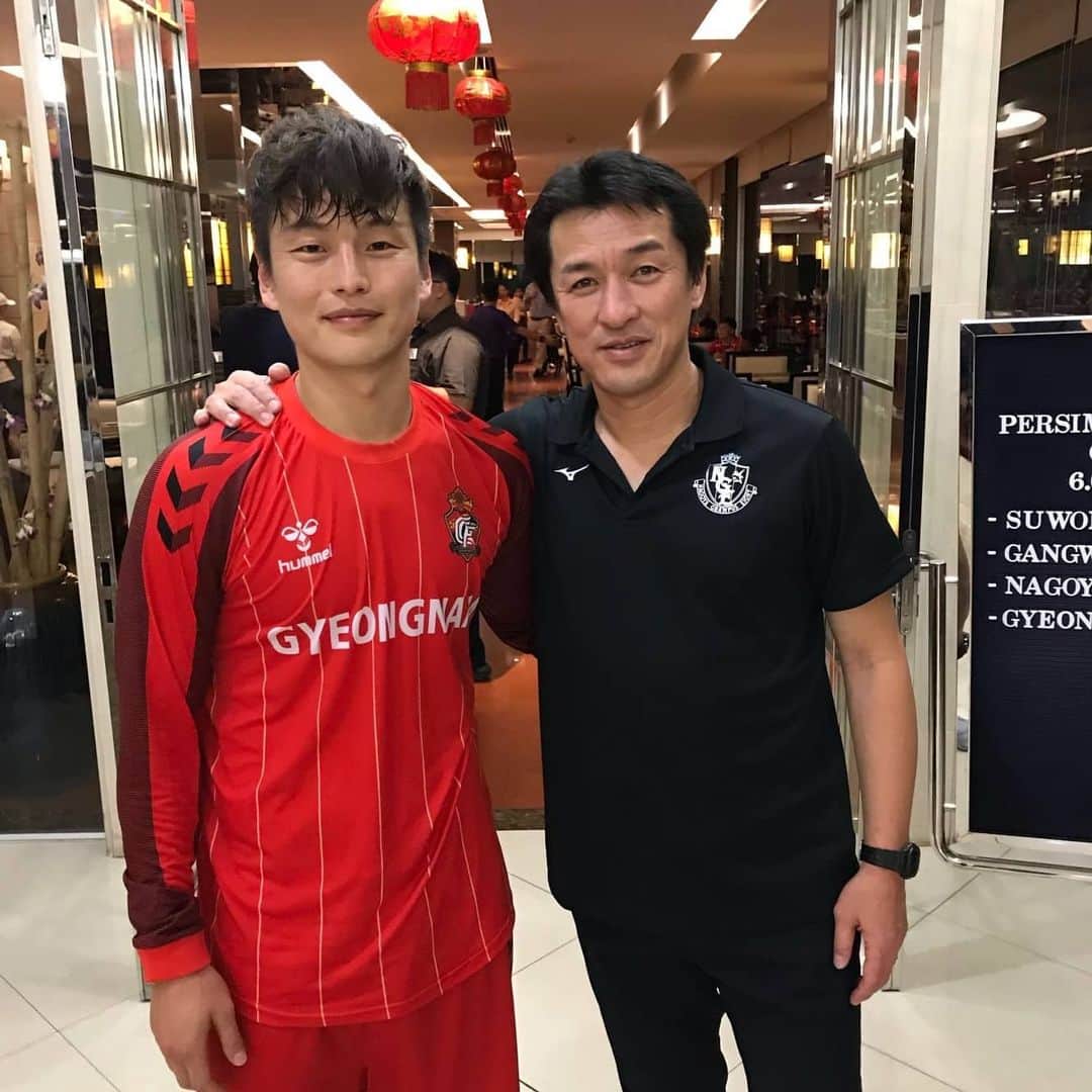 ペ・スンジンのインスタグラム：「나의 축구 인생에 있어서, 축구 지도자로써 존경하고 롤 모델인 야마구치 모토히로 감독님을 우연히 태국 전지훈련 중 뵙게 됐다.  당시 요코하마 fc 팀에서 한국인이었던 나를 다음 연도 주장까지 생각해주셨고, 지금까지의 내 축구 철학, 전술 등 모든 열정을 배울 수 있었다.  앞으로 은퇴를 한 뒤 지도자가 된다면 꼭 이 분과 같은 지도자가 되고 싶다고 늘 꿈을 꾸면서 하루하루를 지내가고 있다. 현재 나고야 팀 강화부장과 유스팀 총괄을 맡고 계신 야마구치 모토히로 감독님. 언젠간 다시 기회가 된다면 꼭 한 번 더 같이 축구를 해보고 싶다. 건강하시고 행복하시기를 바랍니다. . . . #名古屋グランパス #山口もとひろ」