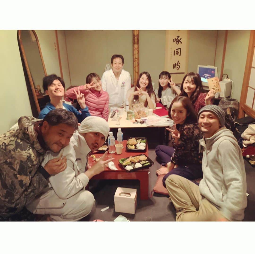 武田訓佳さんのインスタグラム写真 - (武田訓佳Instagram)「気がついたら集合写真ばっかり🥰 ・ 写真撮ろ〜って言ったら わらわらと集まるわたしたち。笑 あったかぁい座組でした☺️💕💕 ・ ・ 「家族。」 無事に終演いたしました。 ・ 観に来てくださったみなさま 応援してくださったみなさま 本当にありがとうございます。 ・ 稽古開始から千秋楽まで 1ヶ月という短い期間、 おもくて辛くて、幸せな時間でした。 ・ 作・演のひのけんさんの想いが たくさんたくさん詰まった作品。 観てくださる方の心に届ける お手伝いができたこと、 とっても光栄でした。 ・ ・ 翌日ふぅって気を抜いてからの 謎の全身筋肉痛と、笑 ぬけがら状態から脱しまして😂✨ ・ また前に進みます！！ ・ ・ ・ #家族 #waraomo企画 #トリイホール #ありがとうございました #美津子 #開店準備 #プリセット #毎回テンパる説 #気付いたらみんな手伝ってくれる #感謝 #❤️ #大好き #💕 #9」1月22日 15時14分 - kunika0117