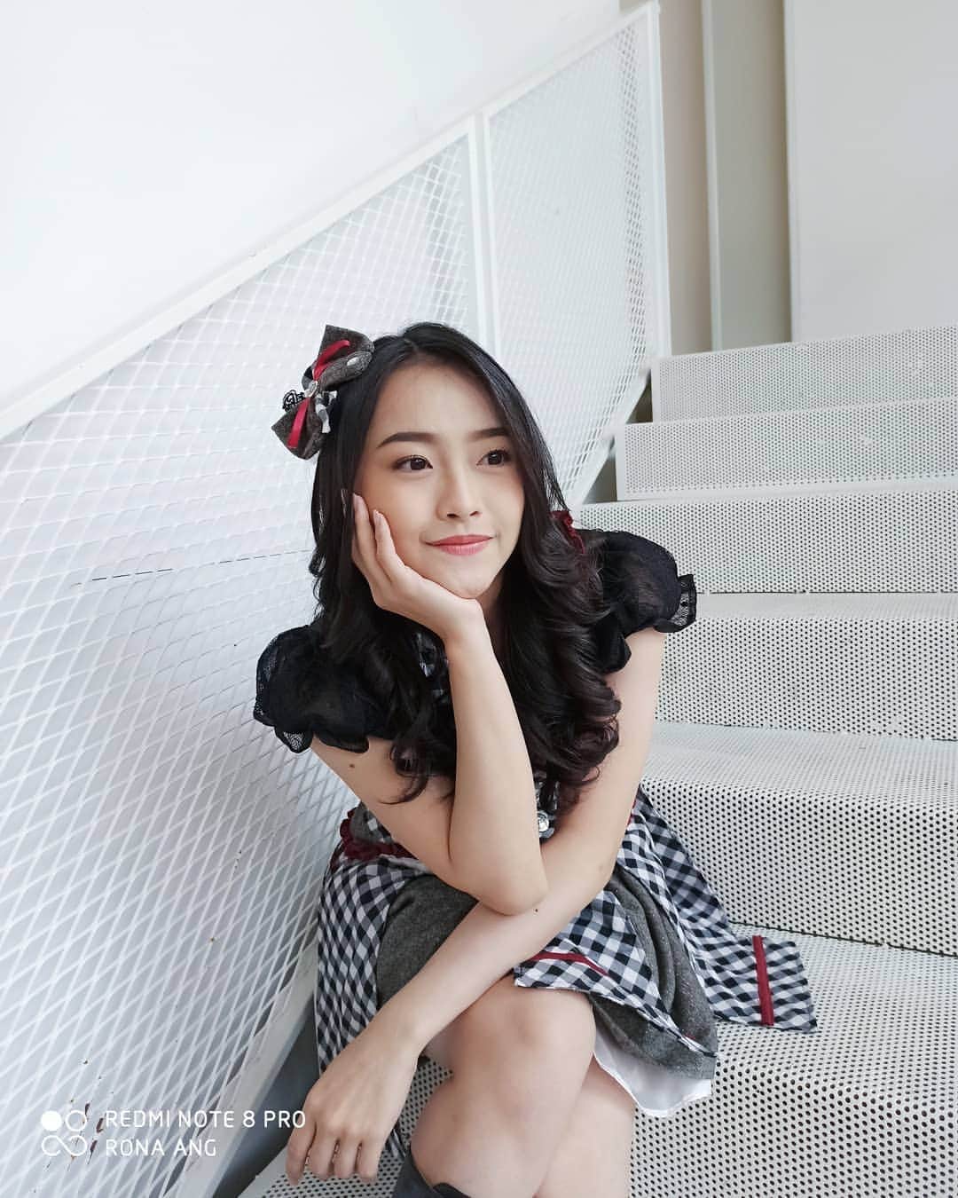 ロナ・アングラエニのインスタグラム：「Smile to the future & it will smile back to you ☺️ -Yoko Ono-  #xiaomiredminote8pro」