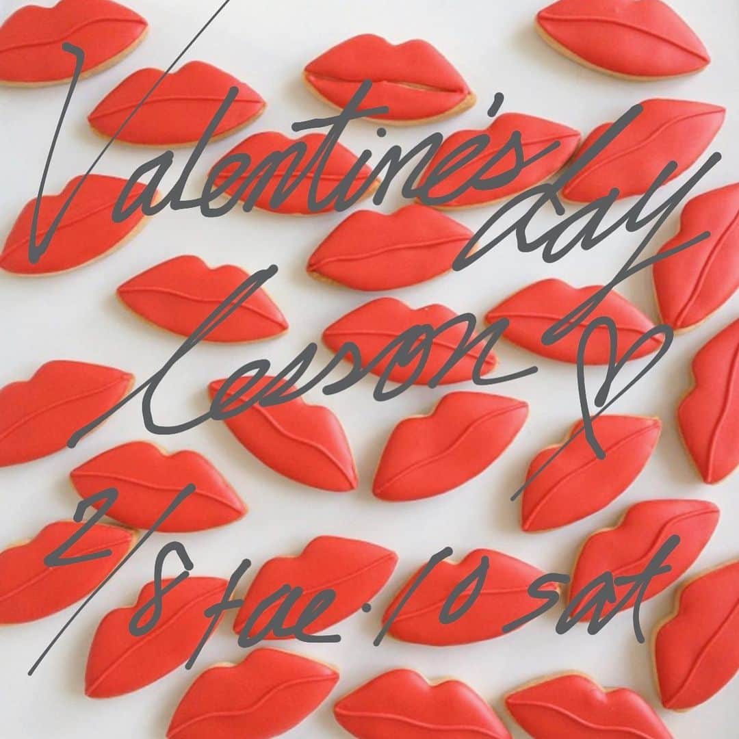 kikkoのインスタグラム：「💋Valentine’s Day lesson 💋 2月 4日火曜日、8日土曜日 11時〜約2時間(tea付き5500yen) クッキー5枚に、ロイヤルアイシングでデコレーションしていただきます。 DMまたは、メールにて、ご予約承ります。 お一人様でも気軽にご参加いただけます。 皆さまにお会いできるのを楽しみにしております💋」
