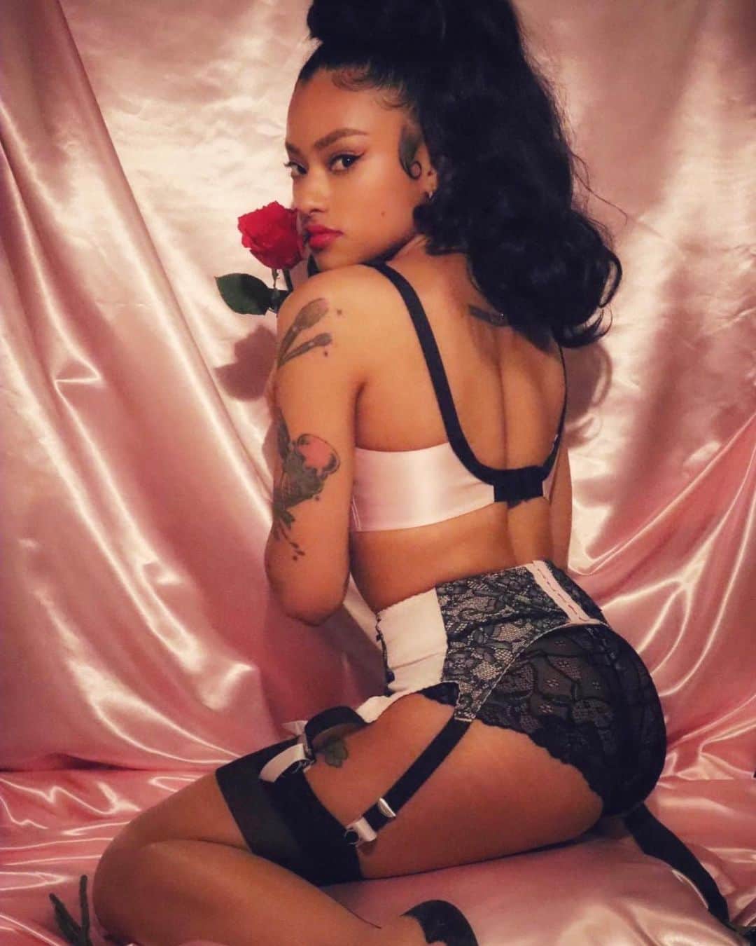 ティファニー・キャデラックのインスタグラム：「𝘼𝙢 𝙄 𝙞𝙣𝙨𝙖𝙣𝙚 𝙤𝙧 𝙙𝙤 𝙄 𝙧𝙚𝙖𝙡𝙡𝙮 𝙨𝙚𝙚 𝙝𝙚𝙖𝙫𝙚𝙣 𝙞𝙣 𝙮𝙤𝙪𝙧 𝙚𝙮𝙚𝙨? #MoodysMood 📷 @i___.d」