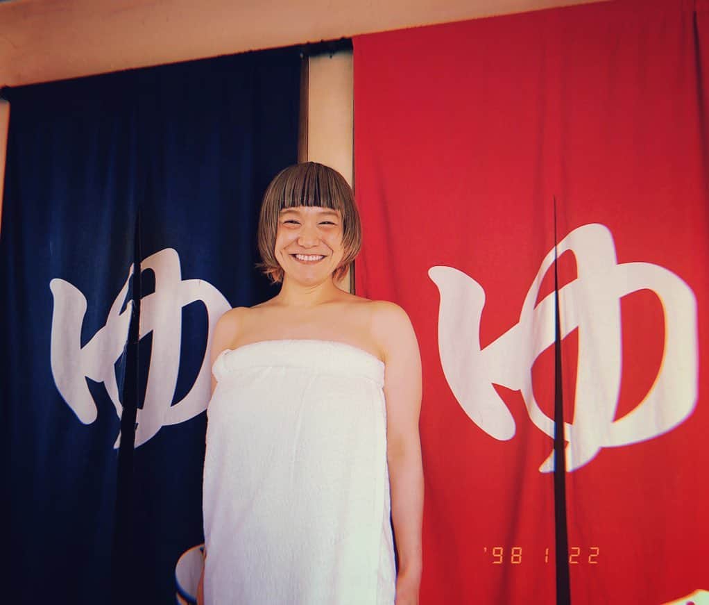 和田美枝のインスタグラム：「ア　ビバノンノン♨️♨️♨️ #ゆ #銭湯 #いい湯だな #木札とか #昭和を感じる頭乾かすのとか #テンション上がる #お風呂入ると #体温上がる #京都 #天翔の湯大門　さん #松葉湯　さん #お世話になりました #天赦日と一粒万倍日が重なる縁起のいい日に #ポッカポカ #立派な肩幅だこと #1月31日のKBS京都テレビ12時53分からのきらきんで」