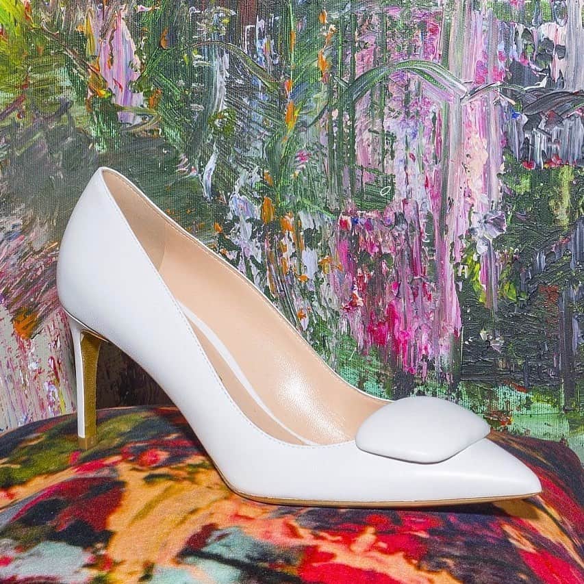 ルパートサンダーソンのインスタグラム：「New Nada Pebble Pump in white calf | Styled by @ailsajanemiller | 📸 @willsandersphotos | #MidHeels #PerfectPumps #RupertSanderson」