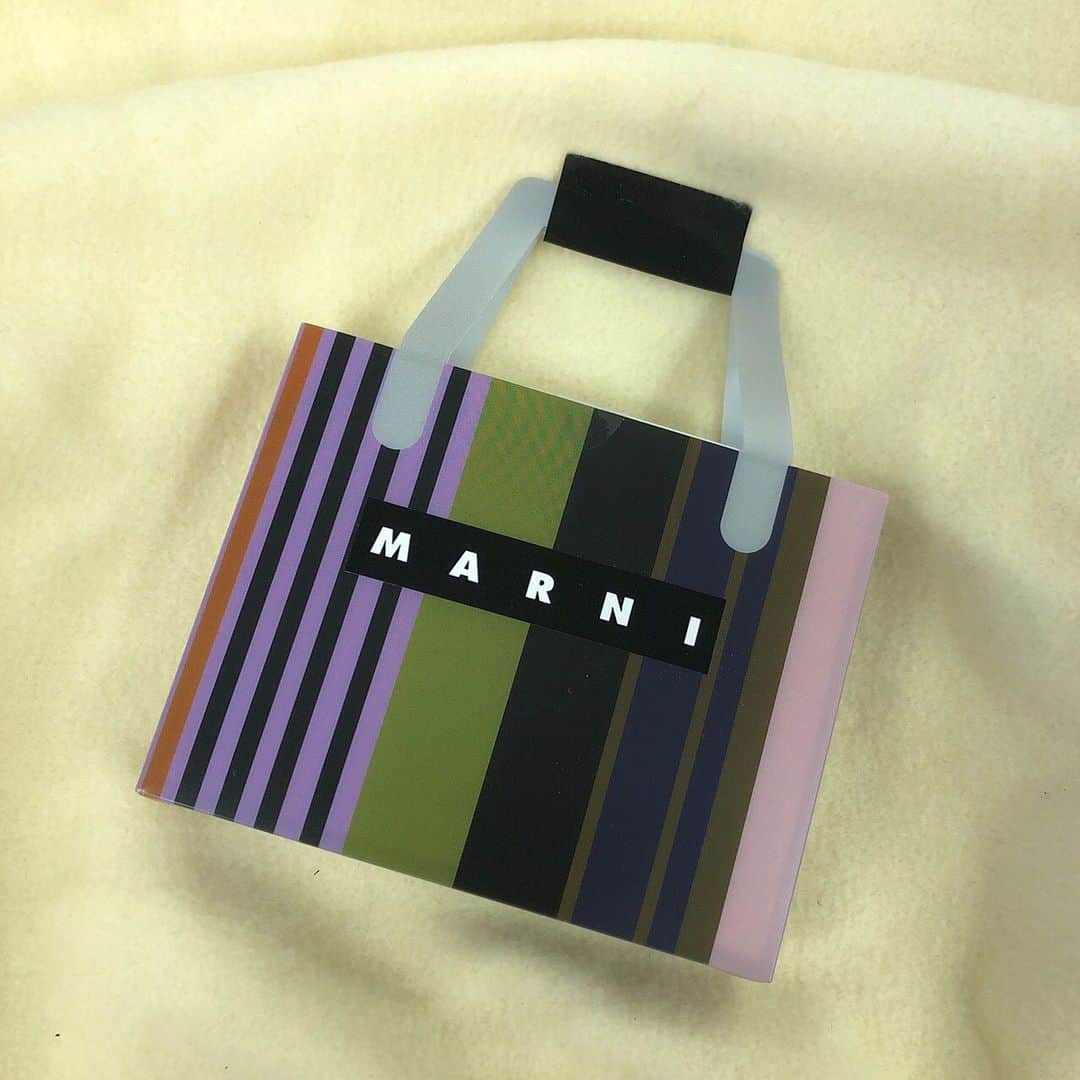 GLOWさんのインスタグラム写真 - (GLOWInstagram)「この可愛い @marni のバッグ、、、 実はチョコレートなんです😍🍫 . . おしゃれなストライプ柄のバッグから出てくるのは、DIVERを模したホワイトチョコレートや、ライスパフの食感が楽しいグリーンティーのチョコレートなど、見た目も可愛いチョコレート💕💕 . . もう1月も後半！来たるバレンタインにいかがでしょうか❣️ . #marni @marni  #marniflowercafe  #valentine #バレンタイン #chocolate #チョコレート  アシスタントE」1月22日 15時53分 - glow_tkj