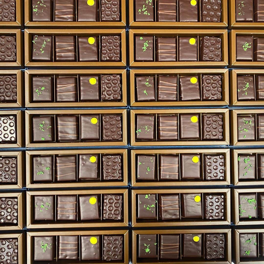 のインスタグラム：「. Valentine Bonbon✨ . . . #greenbeantobarchocolate #we’recacaolovers #beantobar #japanesebeantobar #chocolat #chocolate #craftchocolate #allhandmade #nakameguro #tenjin #cacao #カカオ #グリーンビーントゥバーチョコレート #中目黒  #日本橋 #天神 #チョコレート #ビーントゥバー #ボンボンショコラ #生チョコレート #バレンタイン #valentine2020」