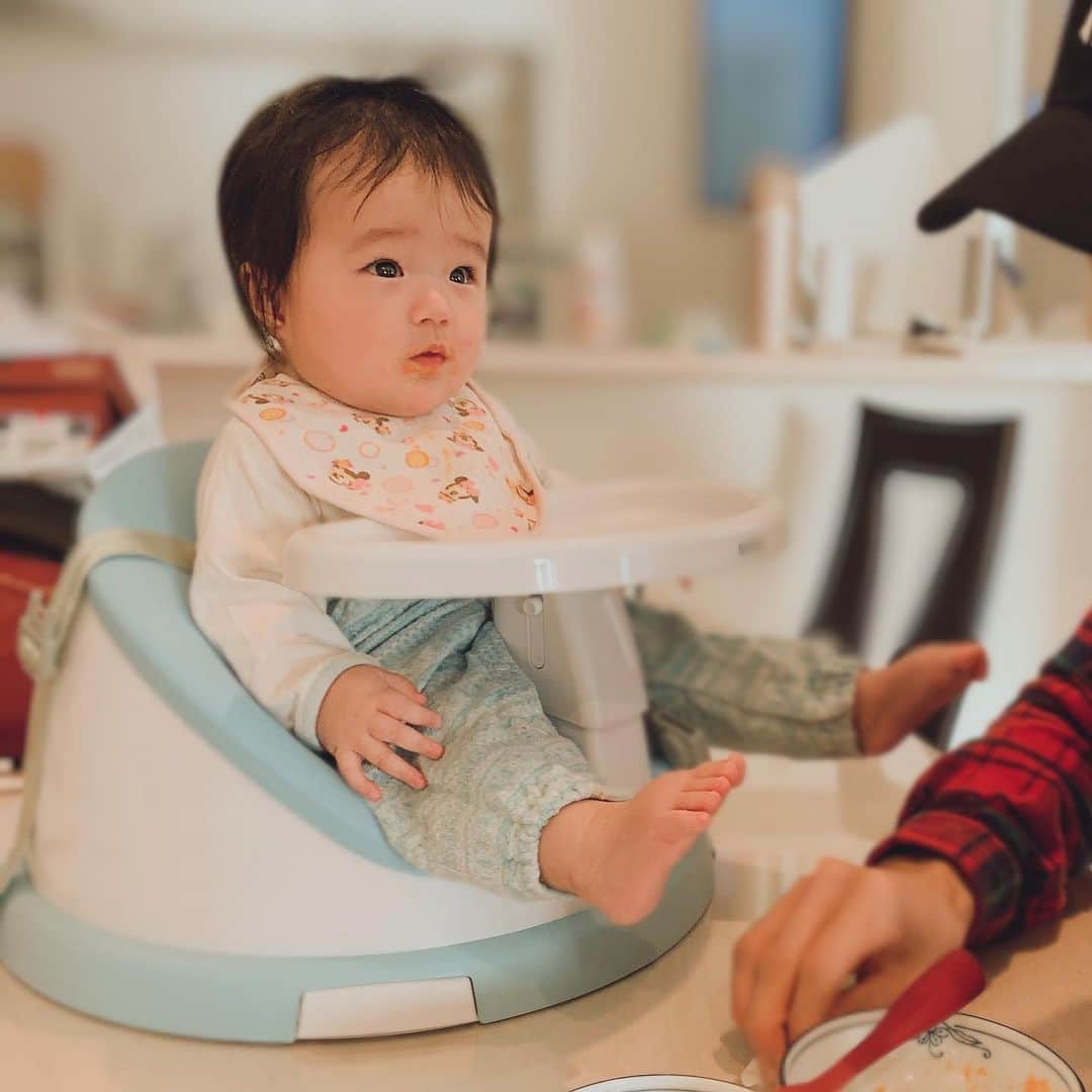 しほの涼のインスタグラム：「離乳食、ちょっとづつですが食べるようになりました🥰 人参🥕がお気に入りで、お粥はあんまり好きじゃないみたい🧐 パパが食べさせてくれると、よく食べる😂 #生後6カ月#離乳食#離乳食初期#離乳食デビュー #10分粥#ベビーチェア#生後6カ月女の子#赤ちゃんのいる生活#ママリ#一眼レフ#カメラママ」
