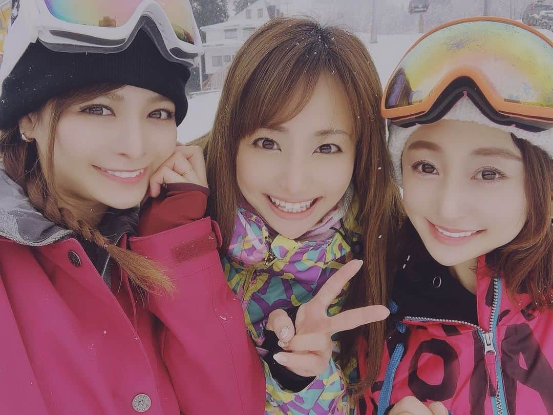 春菜めぐみさんのインスタグラム写真 - (春菜めぐみInstagram)「今シーズン初スノボ〜🏂❄️ ．． ． 滑り始めてから数年、毎年行くようになって 冬の楽しみになりました⛄️💕 ． ． ゲレンデで飲むビールも たまらん〜🍺❤️笑 ． ． 今年もたくさん滑りに 行けたらいいなぁ🥰✨ ． ． #snowboarding #スノーボード女子 #lovesport #🏂 #❤️」1月22日 16時03分 - me_haruna.02