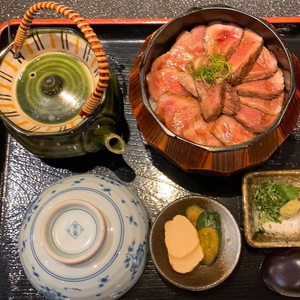 山岸久朗さんのインスタグラム写真 - (山岸久朗Instagram)「あっ❗️ 今日の晩めし肉やったのに、昼も肉食べてもうた！という瞬間がありませんか。私にはある。ていうか今。 #神戸牛 #赤のれん #神戸牛赤のれん #ひつまぶし #極上神戸牛ひつまぶし御膳 #肉スタグラム #akanoren #kobebeef #hitsumabushi #kobe  #山岸久朗 #山岸弁護士 #山岸弁護士が飯テロ中」1月22日 16時04分 - yamaben