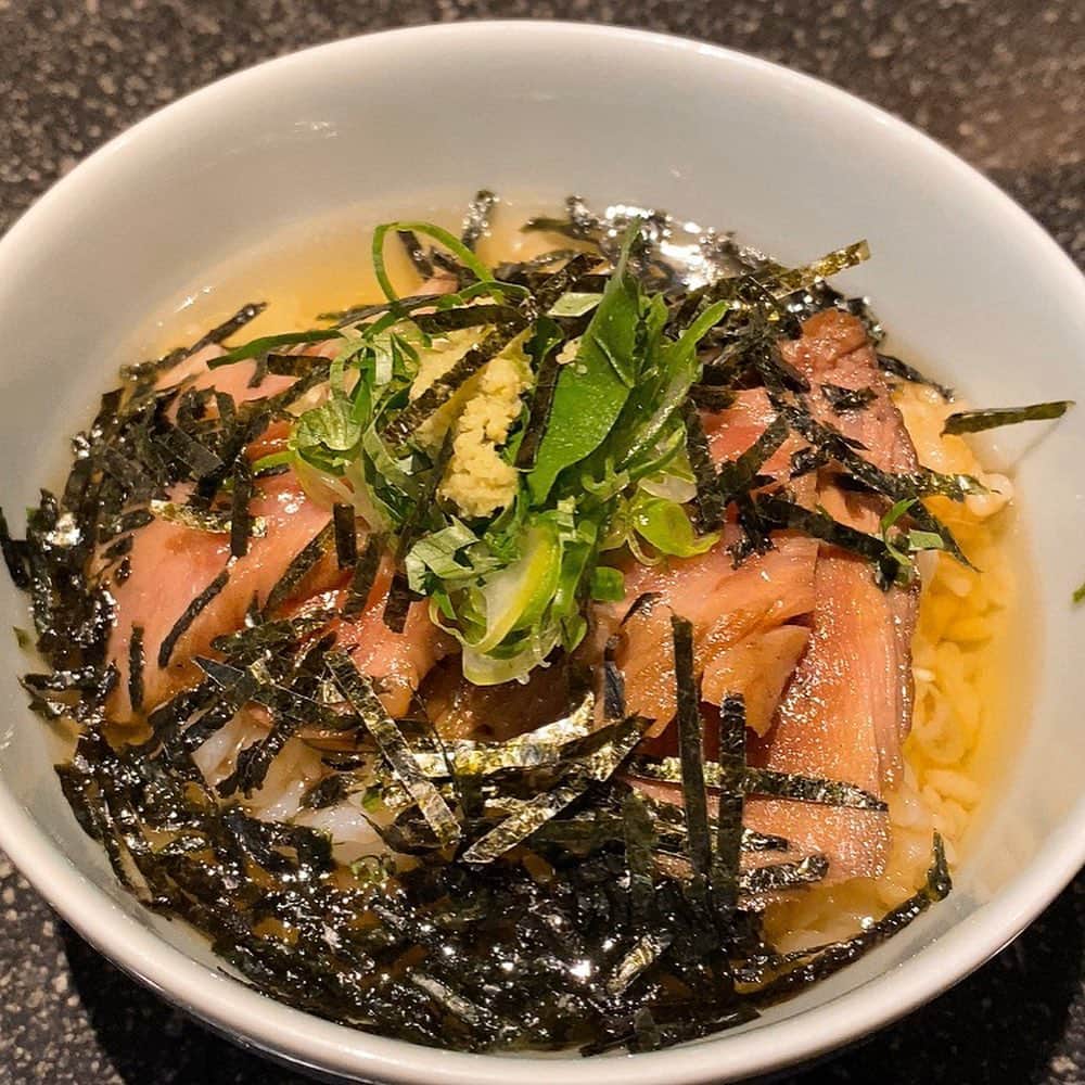 山岸久朗さんのインスタグラム写真 - (山岸久朗Instagram)「あっ❗️ 今日の晩めし肉やったのに、昼も肉食べてもうた！という瞬間がありませんか。私にはある。ていうか今。 #神戸牛 #赤のれん #神戸牛赤のれん #ひつまぶし #極上神戸牛ひつまぶし御膳 #肉スタグラム #akanoren #kobebeef #hitsumabushi #kobe  #山岸久朗 #山岸弁護士 #山岸弁護士が飯テロ中」1月22日 16時04分 - yamaben