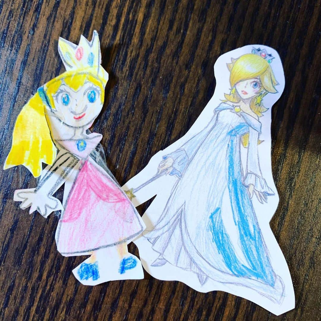 市川ショウさんのインスタグラム写真 - (市川ショウInstagram)「突然マリオの姫達をを描くのにハマる娘。 からの描いて攻撃。 ディズニーとかじゃなくて？！ 任天堂？！ と思いながらも本気で描く！！😂 #任天堂　#ピーチ姫　#ロゼッタ　#イラスト」1月22日 16時12分 - ichi_show