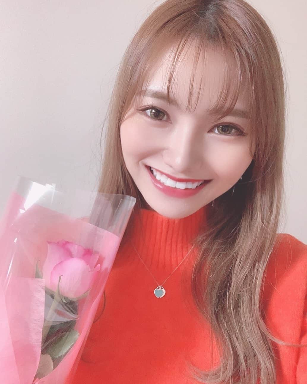 金子実加のインスタグラム：「今日は運気が良い日みたいです🧡 . 「天赦日（てんしゃび・てんしゃにち）」は、日本の暦の上で最も良い大吉日といわれており、通常は1年間で5～6日ほどしかありません。 . 「天が万物の罪を赦（ゆる）す日」であり、「万（よろず）よし」といわれています。 . 2020年は天赦日が7日間もありますが、一粒万倍日と天赦日が重なるのは今日と2日のみです。 . たくさんの幸福が皆様に訪れますように！ . . . #天赦日 #天赦日と一粒万倍日が重なる日 #特別なことはしてないけど #たまに訪れる　#幸せな瞬間　#それが幸せ #薔薇　#rose」