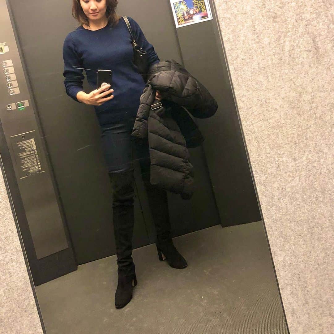 秋定麻紀子のインスタグラム：「昨日はとにかく寒かったし、分刻みのスケジュールでヘトヘト。 合間に@personal_body_lab で水素吸いながら仕事できる時間が作れて良かった。 ストーリーで問い合わせが多いので。 ブーツは@stuartweitzman です。 やっぱりシルエットがピカイチ。 バッグは@bally」
